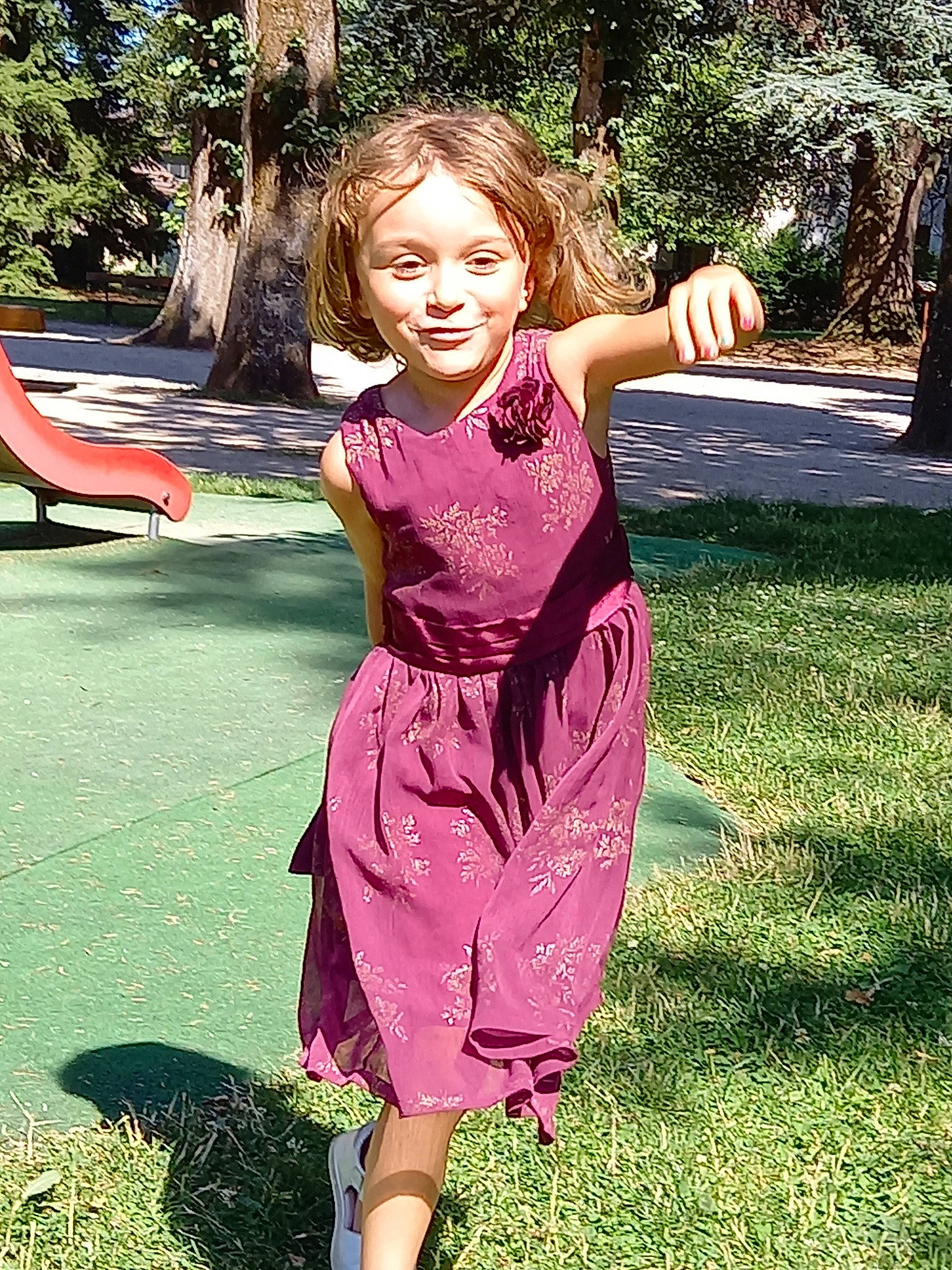 Lysa a rejoint le concours — aidez-le/la à gagner de superbes lots ! botany, dress, fun, grass, hair, happy, head, joy, leaf, leg, leisure, magenta, one_piece_garment, people_in_nature, person, pink, plant, recreation, smile, toddler