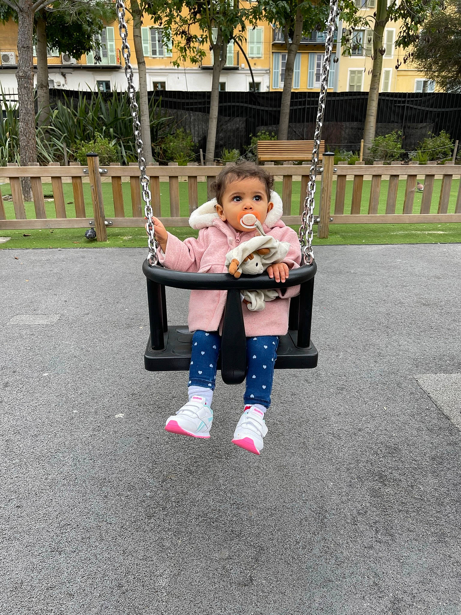 Melyssa participe au concours pour gagner de l'argent avec cette photo : baby, baby_carriage, baby_products, baby_toddler_clothing, child, city, fun, grass, happy, leisure, outdoor_play_equipment, people_in_nature, person, plant, play, playground, recreation, sitting, surprise, swing