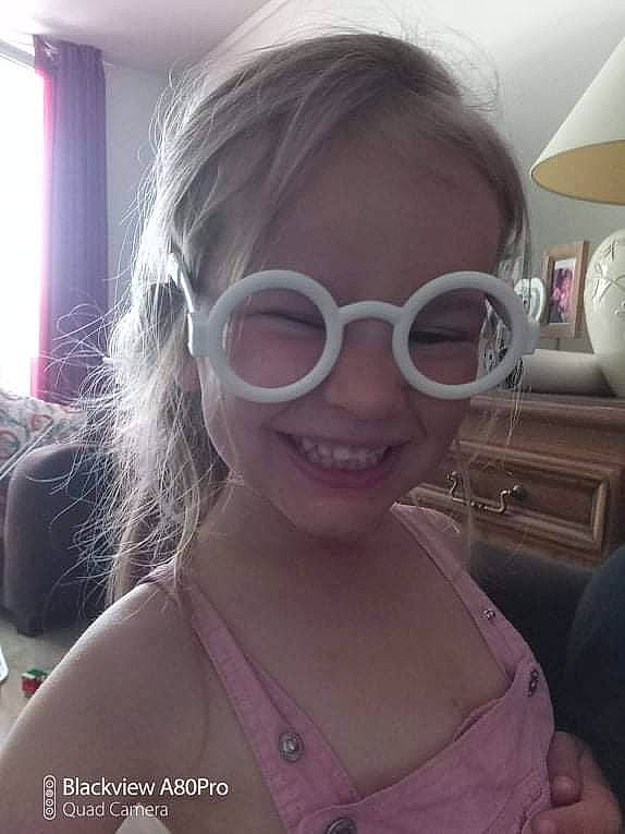 Louane participe au concours pour gagner de l'argent avec cette photo : black_hair, blond, chest, ear, eyebrow, eyelash, eyewear, fun, glasses, goggles, happy, jaw, joy, lip, long_hair, mouth, person, selfie, skin, smile