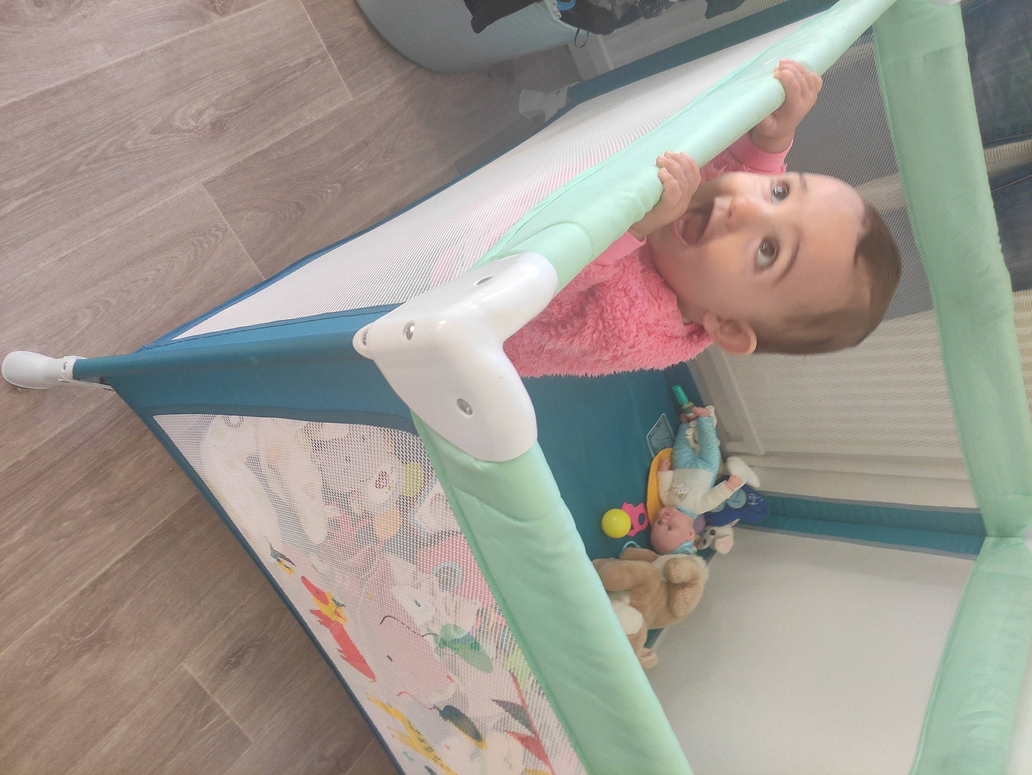 Lyanna participe au concours pour gagner de l'argent avec cette photo : aircraft, airplane, baby_products, baby_toys, child, elbow, leisure, light_aircraft, linens, monoplane, pattern, person, plastic, room, shelf, surprise, t_shirt, toddler, toy, triangle