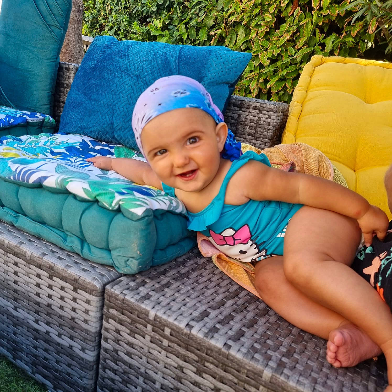 Lyanna a rejoint le concours — aidez-le/la à gagner de superbes lots ! baseball_cap, blue, cap, child, cloud, comfort, fun, grass, happy, headwear, joy, lap, leisure, mammal, outdoor_furniture, people, person, recreation, smile, summer