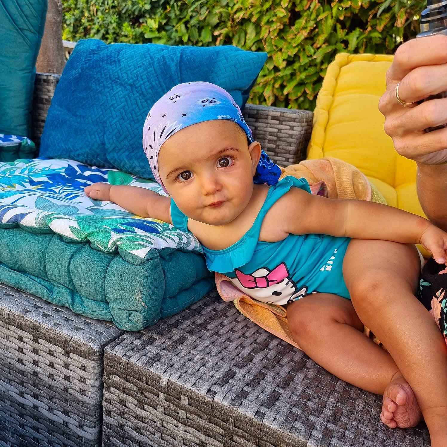 Lyanna a rejoint le concours — aidez-le/la à gagner de superbes lots ! aqua, azure, baby_toddler_clothing, blue, child, comfort, cool, facial_expression, fun, grass, green, hairstyle, happy, headwear, human, leisure, morning, person, product, summer
