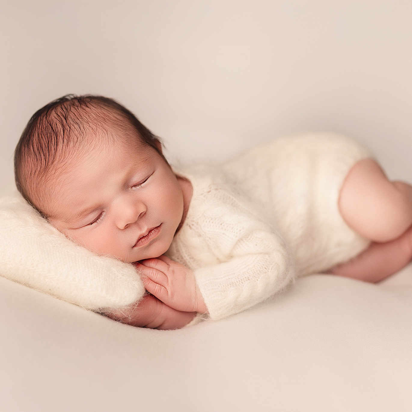 Mattéo a rejoint le concours — aidez-le/la à gagner de superbes lots ! baby, blanket, child, cozy, cute, face, feet, hands, indoors, infant, knitwear, newborn, peaceful, pillow, portrait, resting, skin, sleeping, soft, studio