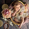 Jenna a rejoint le concours — aidez-le/la à gagner de superbes lots ! baby, infant, basket, flower, pink_flower, wooden_floor, headband, tulle_dress, soft_toys, decor, wooden_spool, rope, newborn, cute, portrait, sitting, indoors, soft_lighting, child, cozy