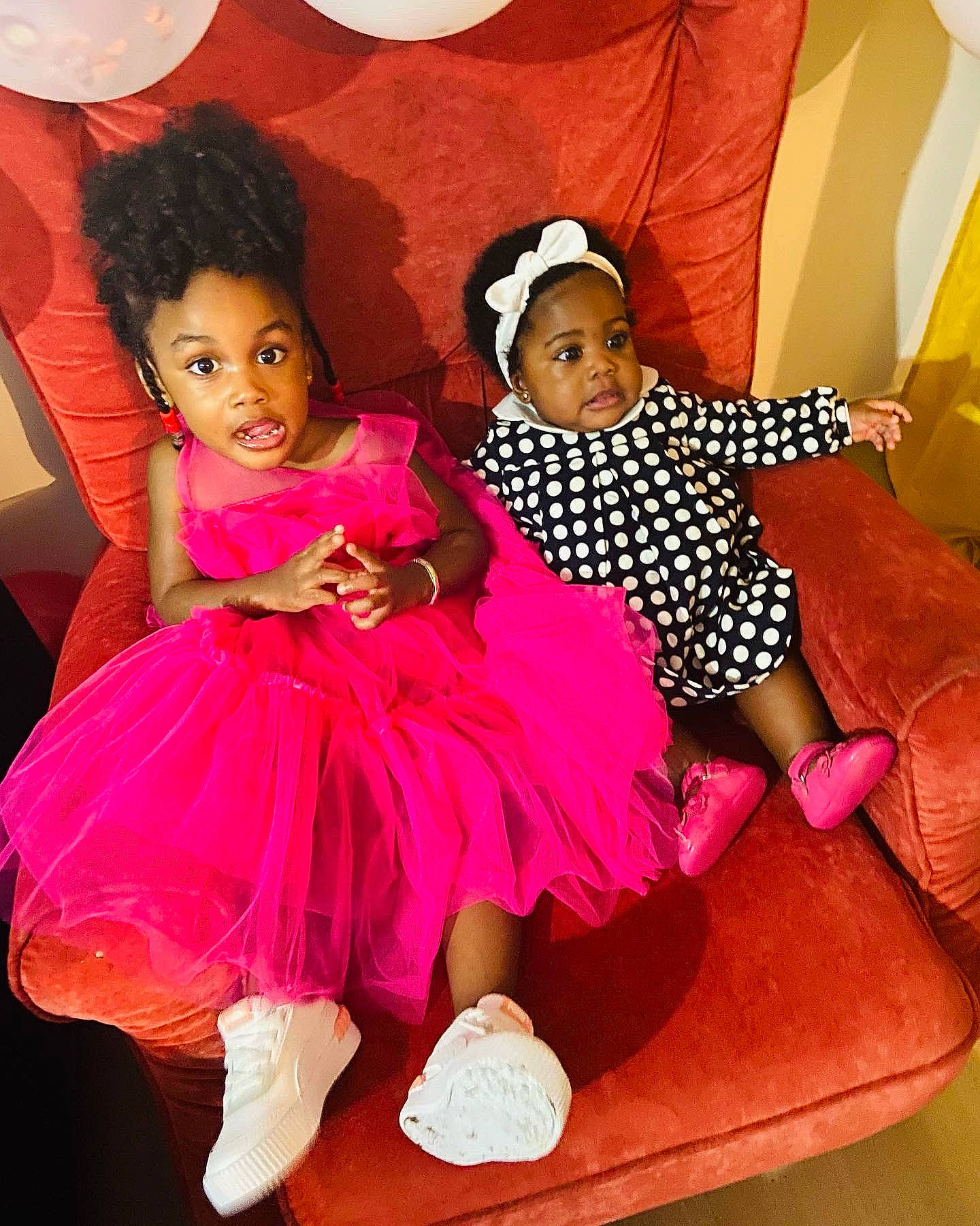 Naila participe au concours pour gagner de l'argent avec cette photo : baby, baby_toddler_clothing, ballet_tutu, child, clothing, event, fashion, flooring, fun, happy, headpiece, leisure, magenta, person, petal, pink, play, ruffle, sitting, skin