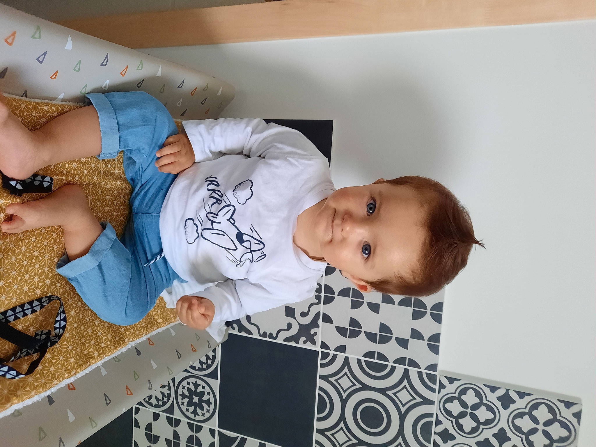 Tom a rejoint le concours — aidez-le/la à gagner de superbes lots ! baby, baby_products, baby_toddler_clothing, child, comfort, couch, design, flooring, joy, linens, nap, pattern, person, play, room, sitting, sleeve, t_shirt, textile, toddler