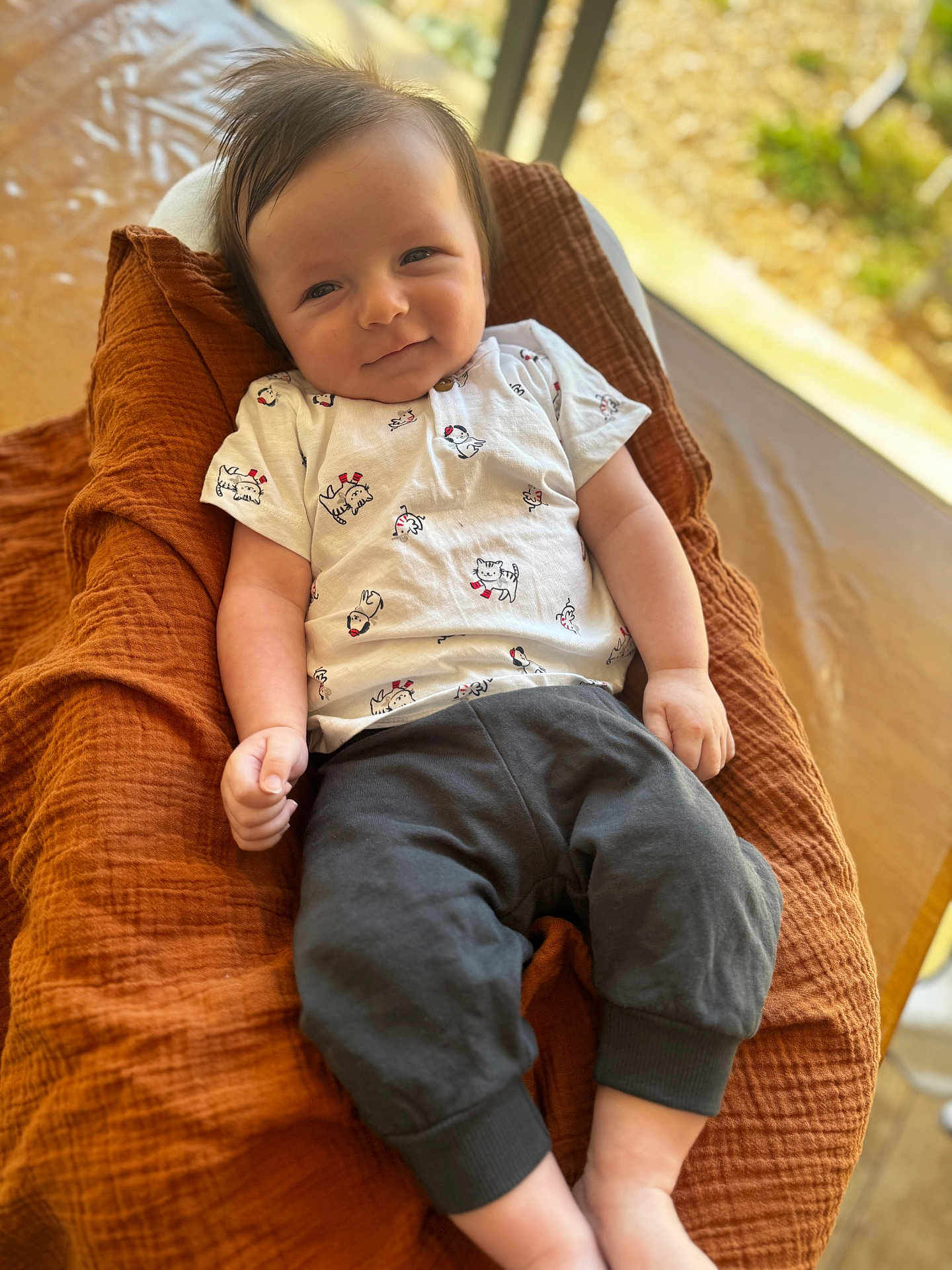 Raphaël participe au concours pour gagner de l'argent avec cette photo : baby, child, smile, face, clothing, shirt, pants, blanket, fabric, indoor, person, cute, infant, relaxing, happy, portrait, young_child, soft_lighting, casual_wear, cozy