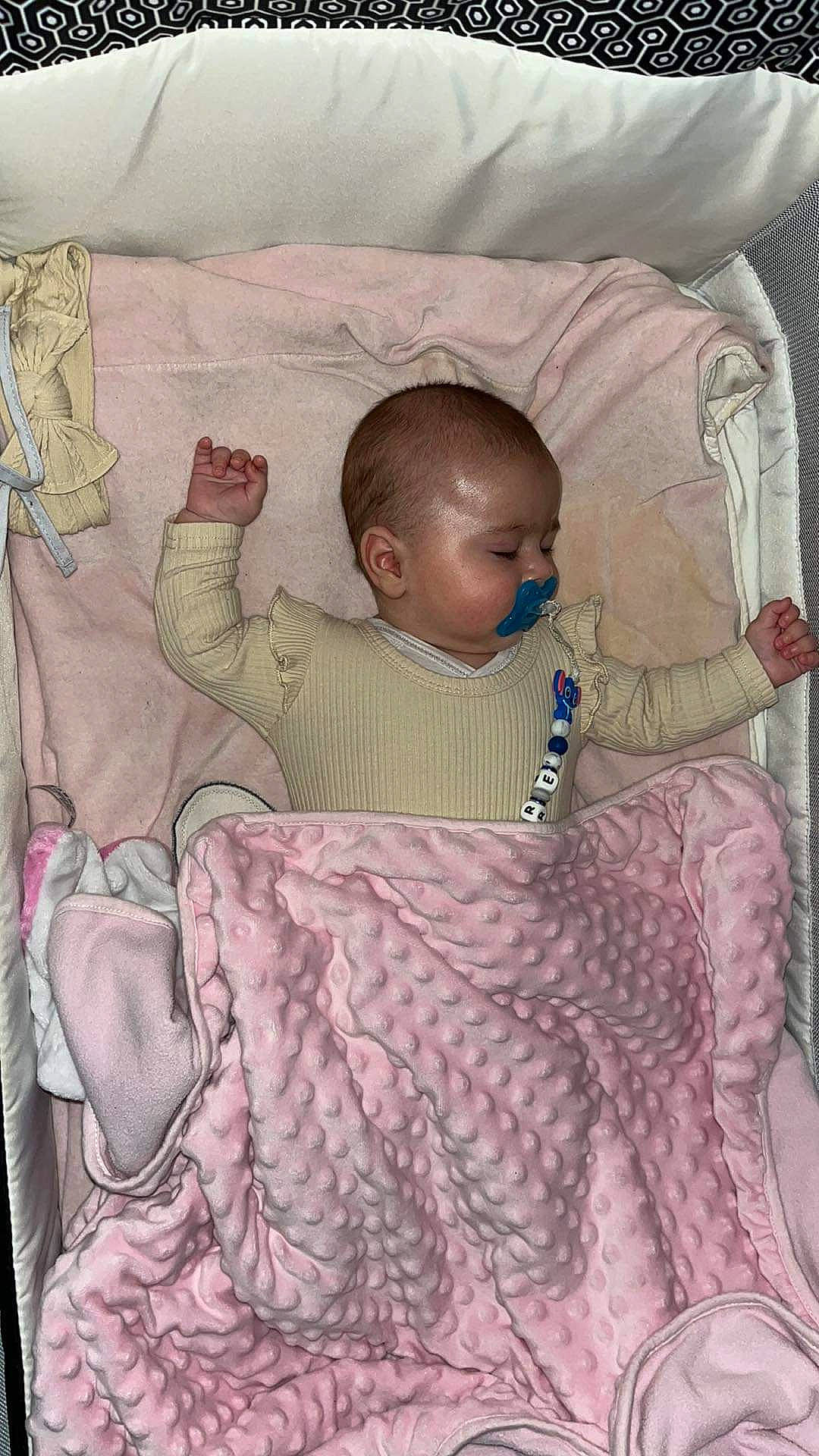 Ambre participe au concours pour gagner de l'argent avec cette photo : art, baby, baby_products, baby_sleeping, baby_toddler_clothing, bedding, car_seat, child, comfort, infant_bed, linens, magenta, pattern, person, pink, product, room, sitting, skin, textile