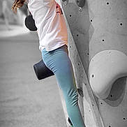 Agathe a rejoint le concours — aidez-le/la à gagner de superbes lots ! child, girl, climbing, rock_wall, glasses, indoor, sport, active, young, smile, leggings, tshirt, shoes, focus, exercise, fun, challenge, background_blur, indoor_sport, determined
