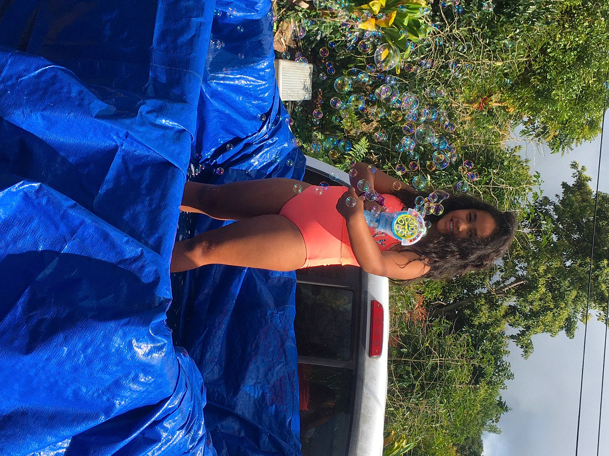 Amanda is registered to the contest to win money with this photo: blue, electric_blue, jeans, joy, majorelle_blue, person, tree