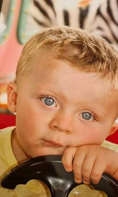 Tayron a rejoint le concours — aidez-le/la à gagner de superbes lots ! cheek, chin, ear, eye, eyebrow, eyelash, finger, forehead, gesture, hairstyle, happy, iris, lip, mammal, mouth, nose, organ, person, skin, tableware