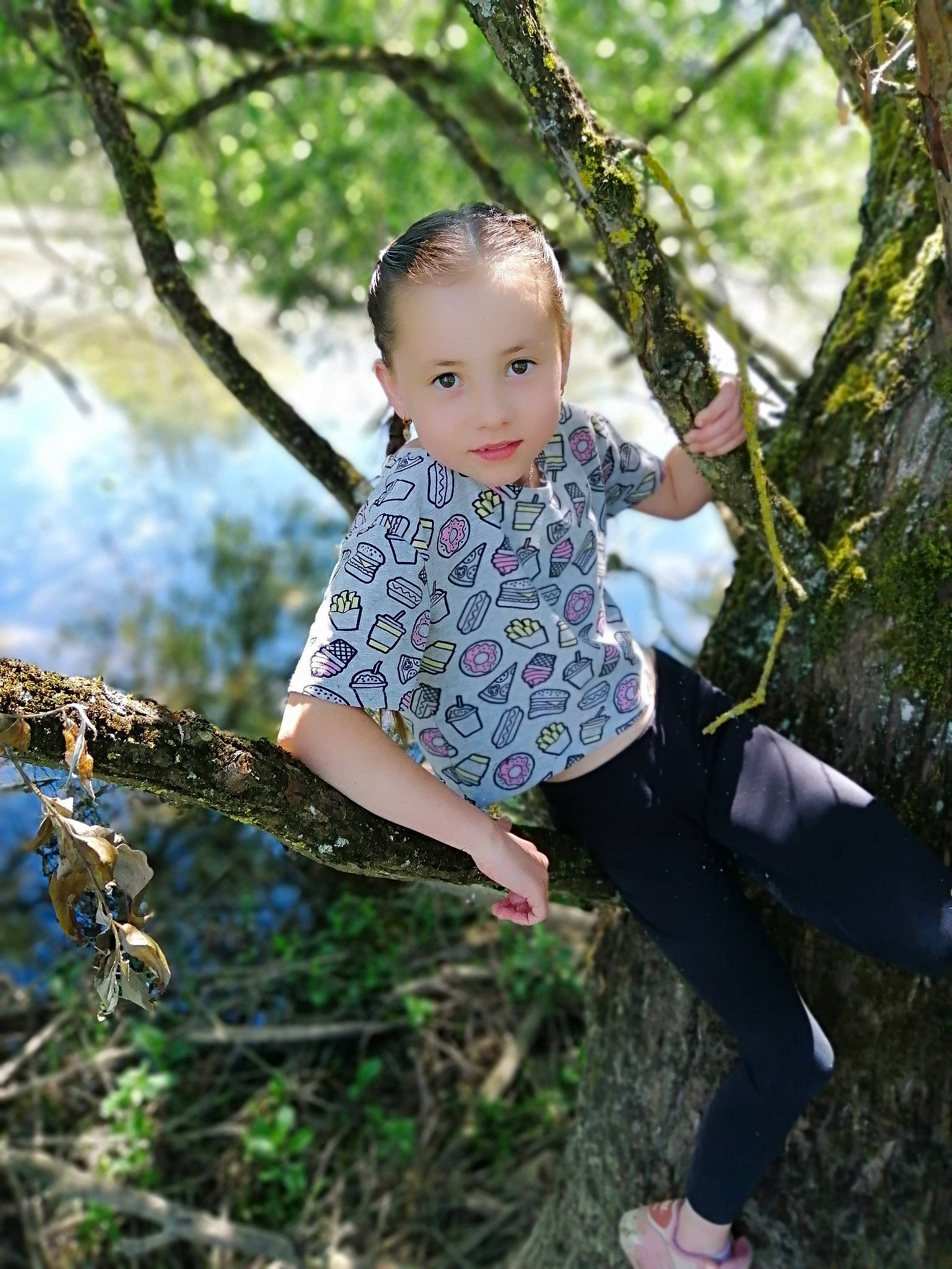 Maelys participe au concours pour gagner de l'argent avec cette photo : baby_toddler_clothing, branch, child, forest, fun, grass, happy, leisure, natural_environment, pattern, people_in_nature, person, playground, portrait_photography, recreation, sitting, swing, toddler, twig, woodland
