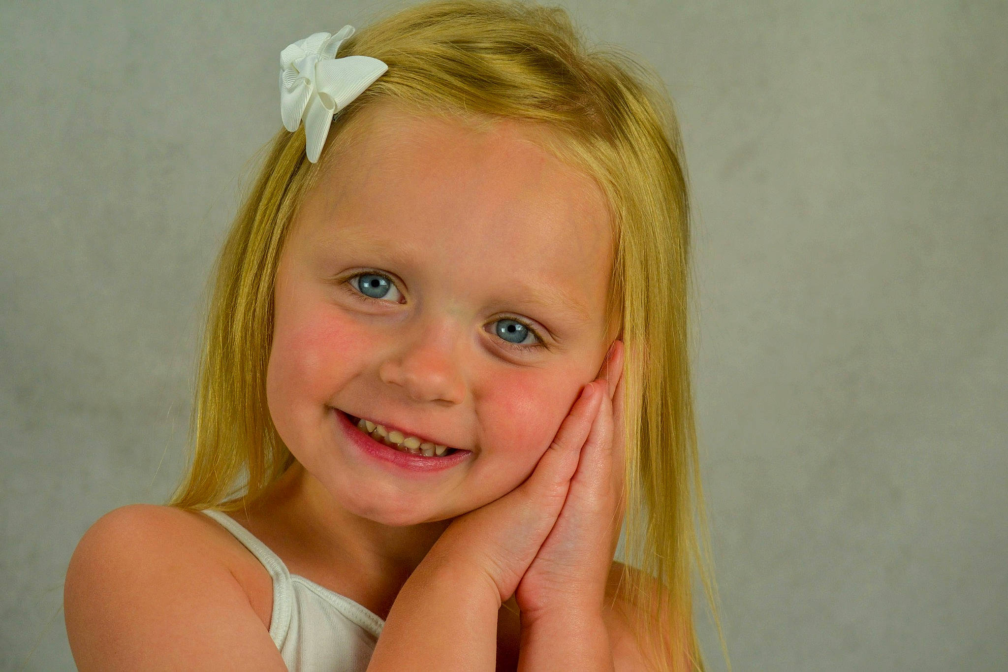 Rogue is registered to the contest to win money with this photo: cheek, ear, eyebrow, eyelash, finger, flash_photography, gesture, grass, hand, happy, headband, human_body, iris, joy, lip, long_hair, neck, nose, person, skin