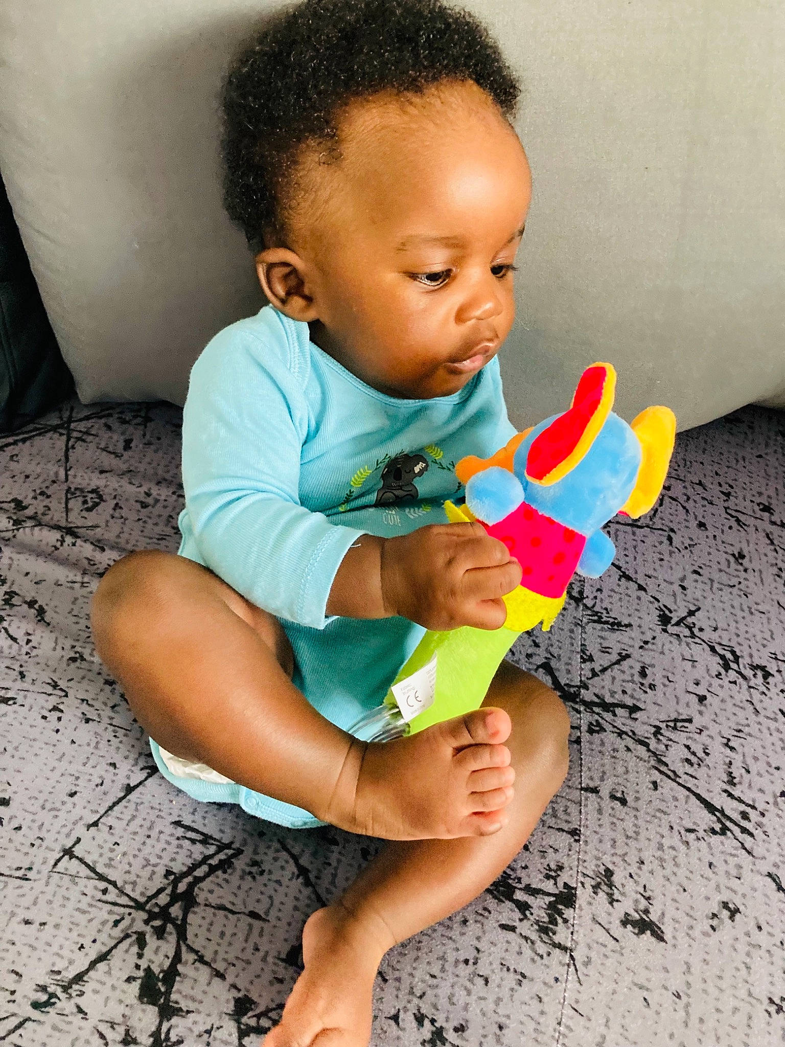 Médoune a rejoint le concours — aidez-le/la à gagner de superbes lots ! baby, baby_playing_with_toys, baby_toddler_clothing, child, finger, flooring, fun, hand, happy, head, human_body, knee, leisure, nail, person, sock, t_shirt, thigh, toddler, toy