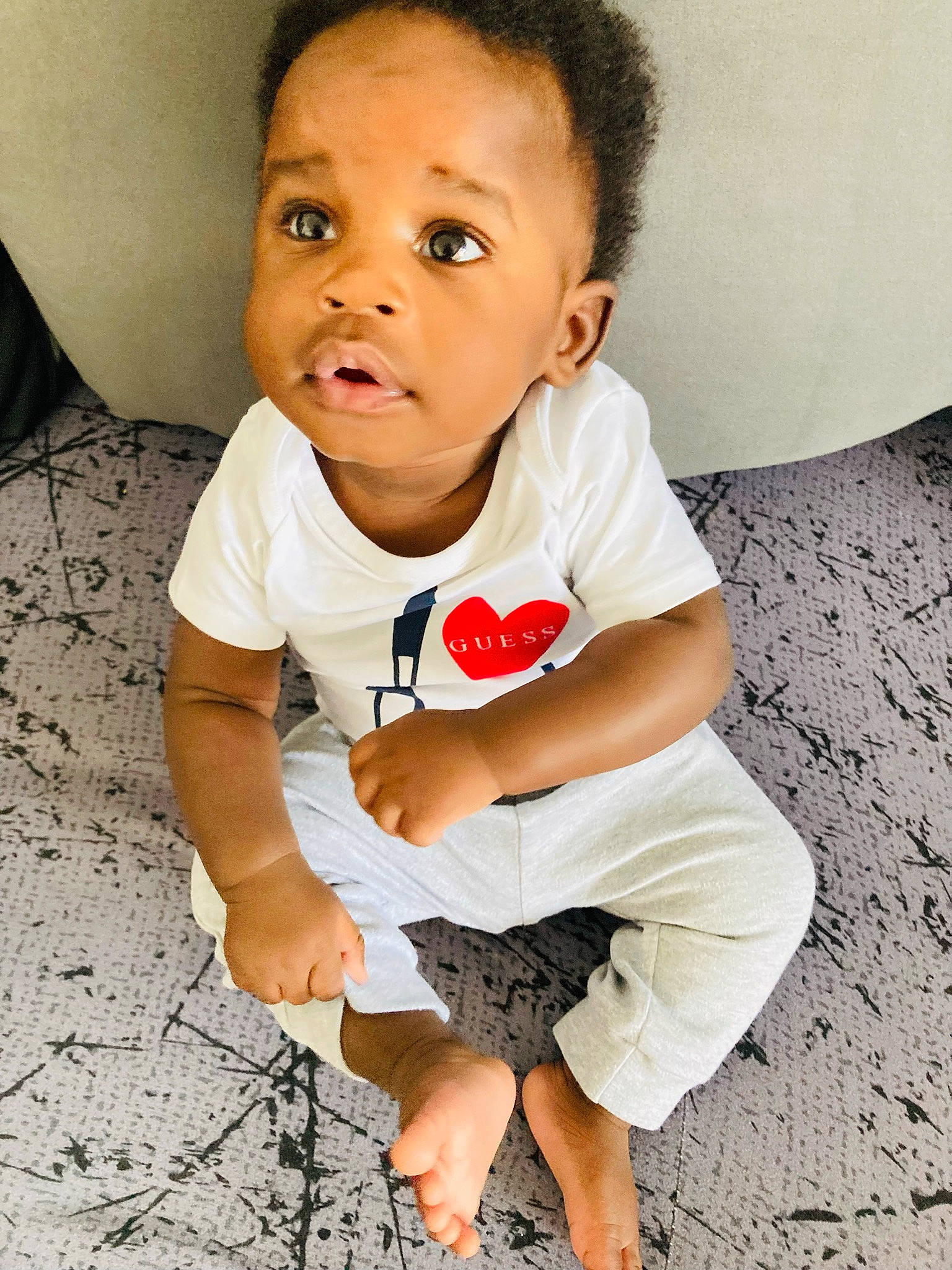 Médoune participe au concours pour gagner de l'argent avec cette photo : baby_toddler_clothing, cheek, elbow, eye, face, flash_photography, floor, flooring, happy, head, human_leg, joint, lip, neck, nose, person, shoulder, skin, sleeve, t_shirt