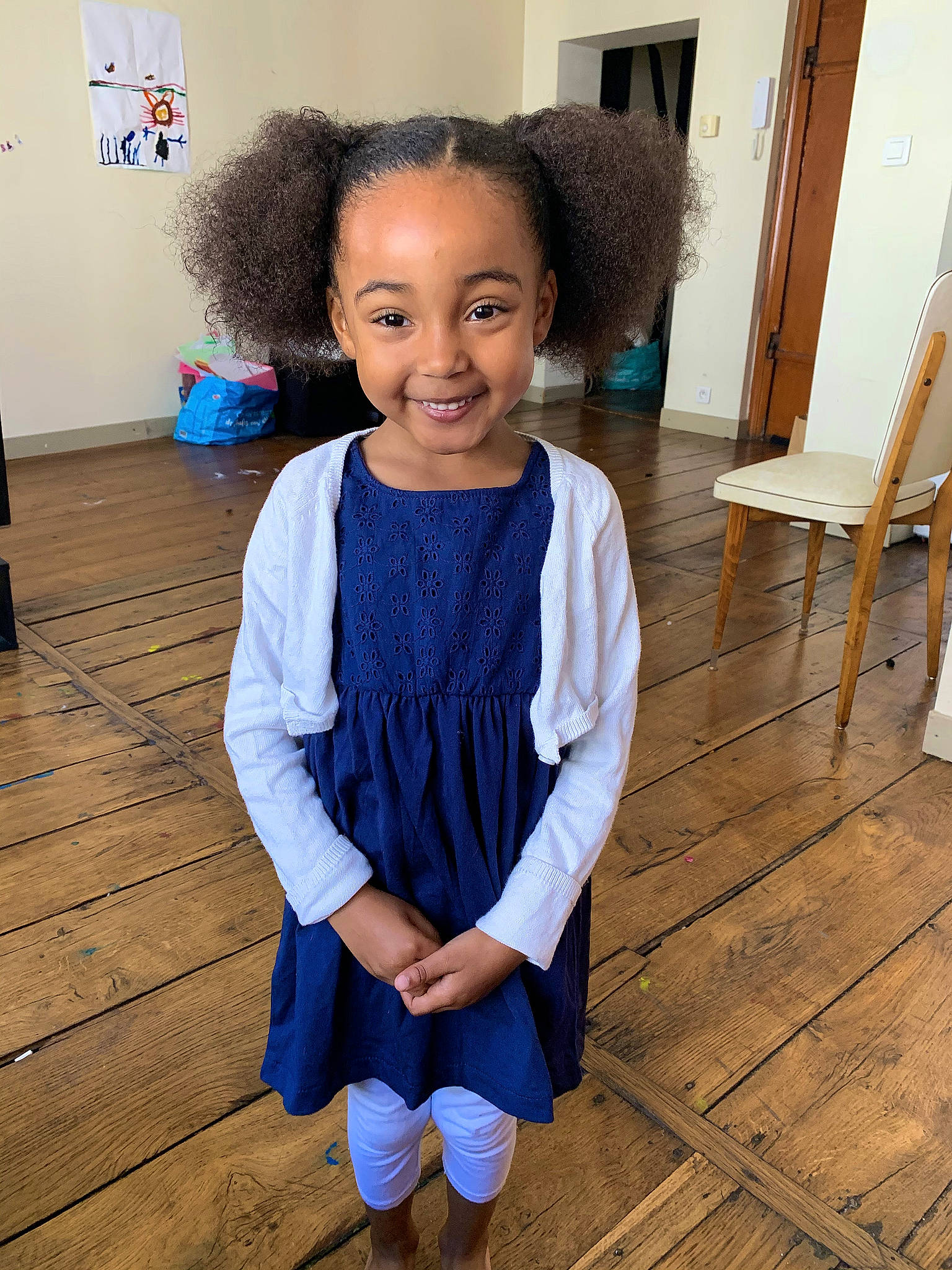 Anaïs participe au concours pour gagner de l'argent avec cette photo : azure, baby_toddler_clothing, electric_blue, face, fashion_design, floor, flooring, hair, happy, human_body, iris, joy, neck, person, shoulder, skin, sleeve, smile, standing, toddler