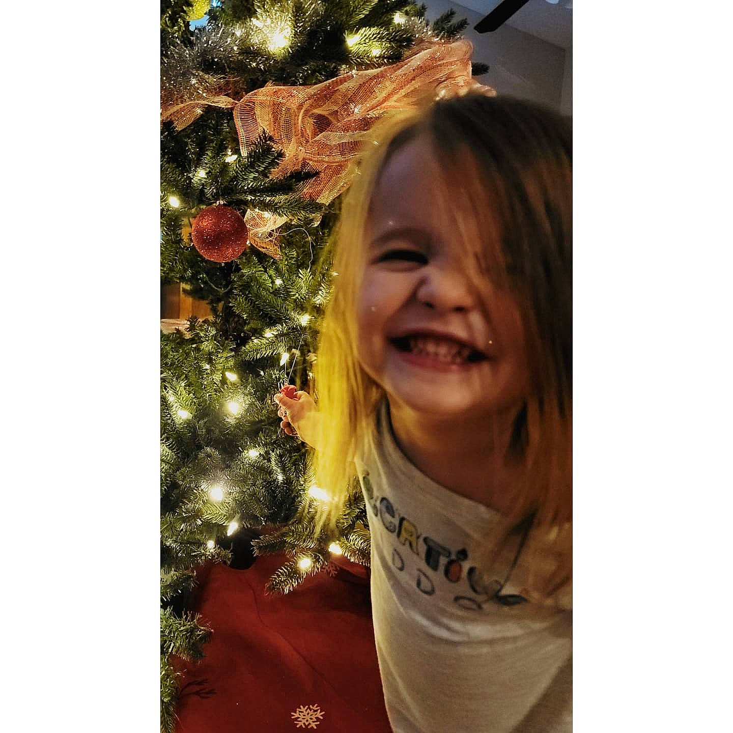 Freyja is registered to the contest to win money with this photo: blond, christmas, christmas_decoration, christmas_ornament, christmas_tree, conifer, event, evergreen, happy, holiday, holiday_ornament, joy, long_hair, ornament, people_in_nature, person, plant, selfie, sky, smile