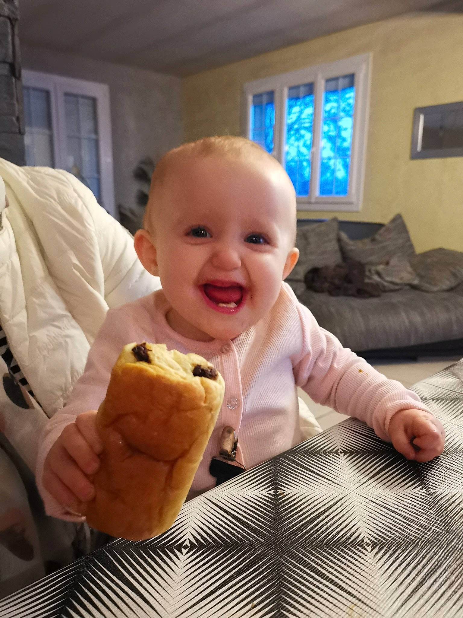 Mathilde a rejoint le concours — aidez-le/la à gagner de superbes lots ! baby, child, comfort_food, finger, food, person, room, smile, toddler, vacation