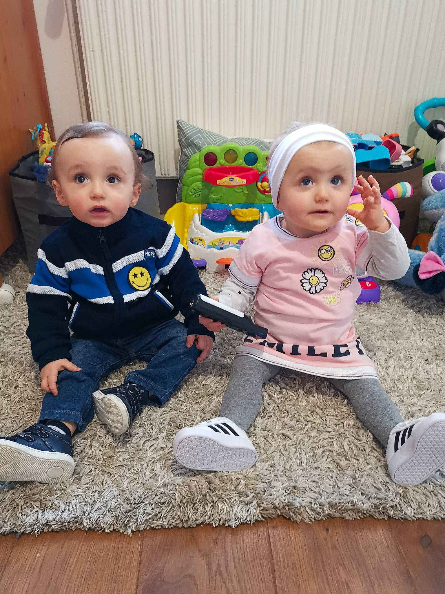 Mathilde participe au concours pour gagner de l'argent avec cette photo : baby, cheek, child, doll, head, person, play, shoe, sibling, sitting, skin, surprise, toddler, toy