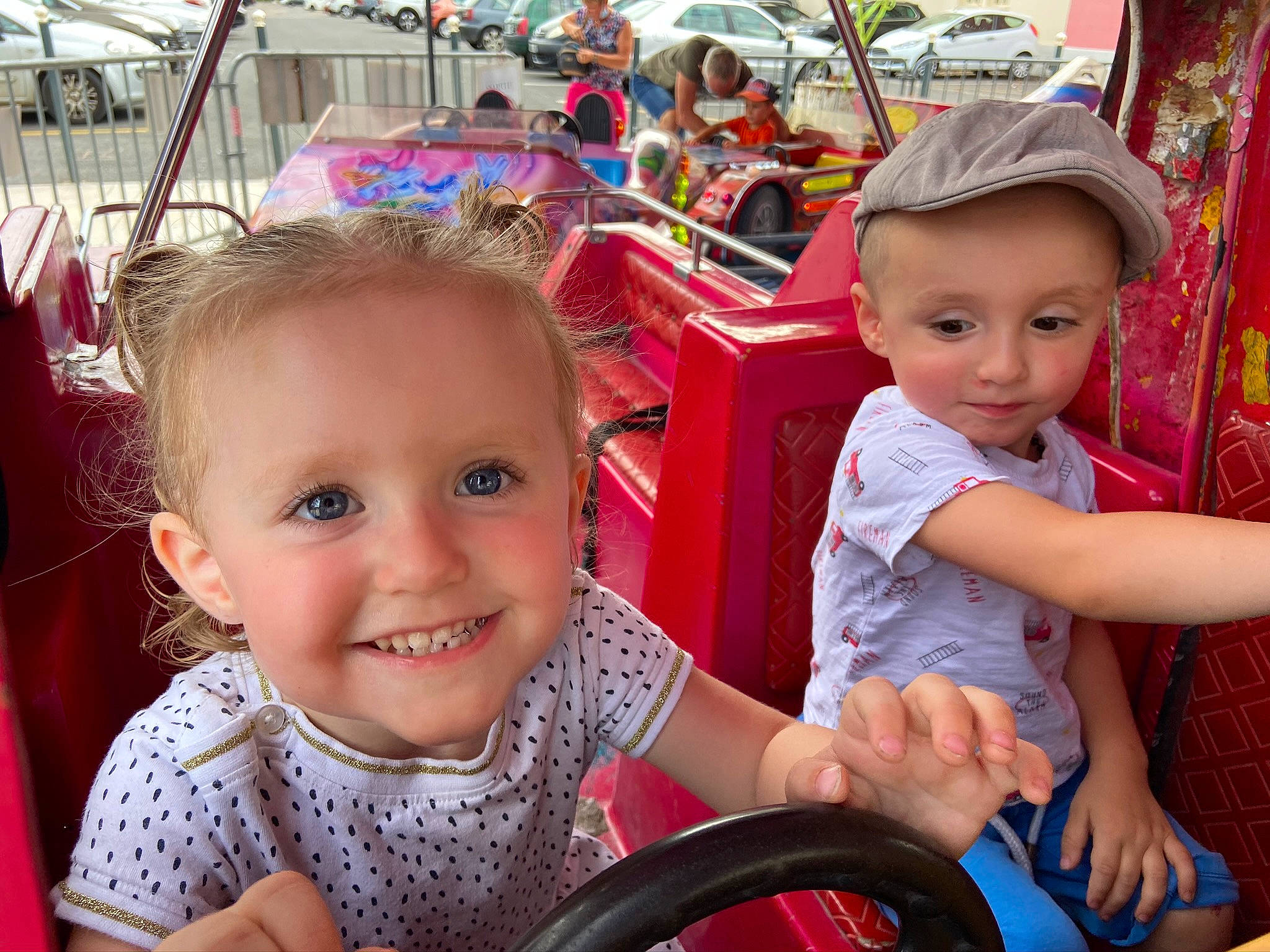 Mathilde participe au concours pour gagner de l'argent avec cette photo : baby_toddler_clothing, child, facial_expression, fun, happy, hat, joy, leisure, motor_vehicle, organ, person, product, recreation, red, skin, smile, snapshot, t_shirt, toddler, travel