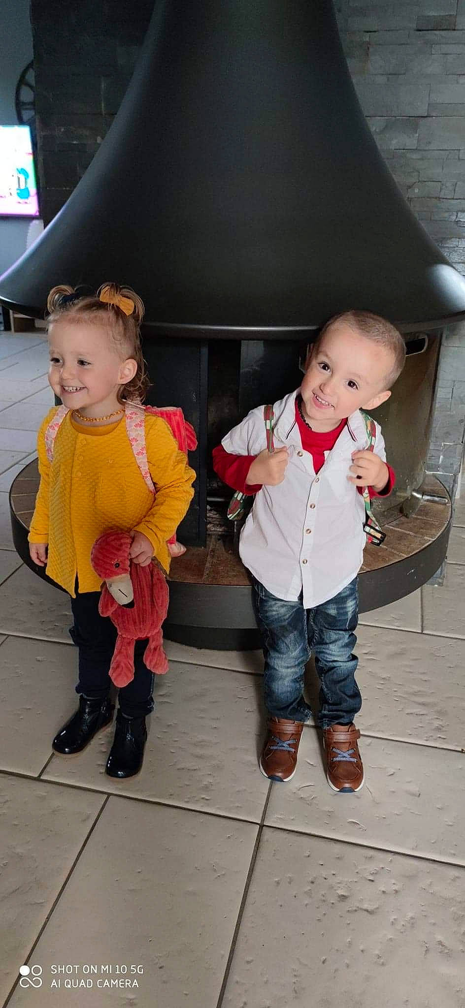 Mathilde participe au concours pour gagner de l'argent avec cette photo : baby, baby_toddler_clothing, child, clothing, facial_expression, footwear, fun, gesture, head, jacket, jeans, joy, leg, organ, people, person, shoe, skin, sleeve, smile