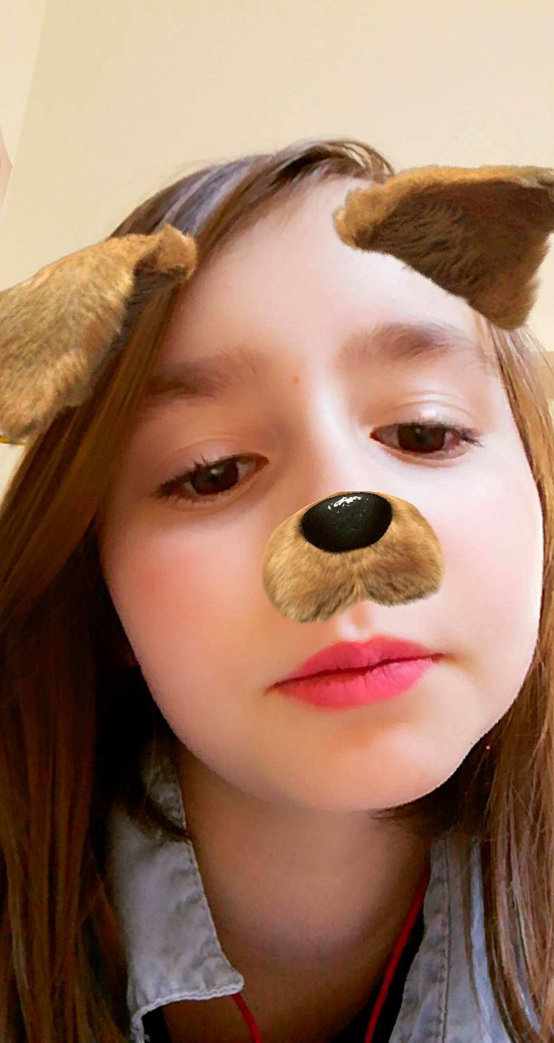 Angelina participe au concours pour gagner de l'argent avec cette photo : blond, brown_hair, cheek, chin, close_up, ear, eye, eyebrow, eyelash, face, forehead, head, headgear, lip, neck, nose, organ, person, skin, snout