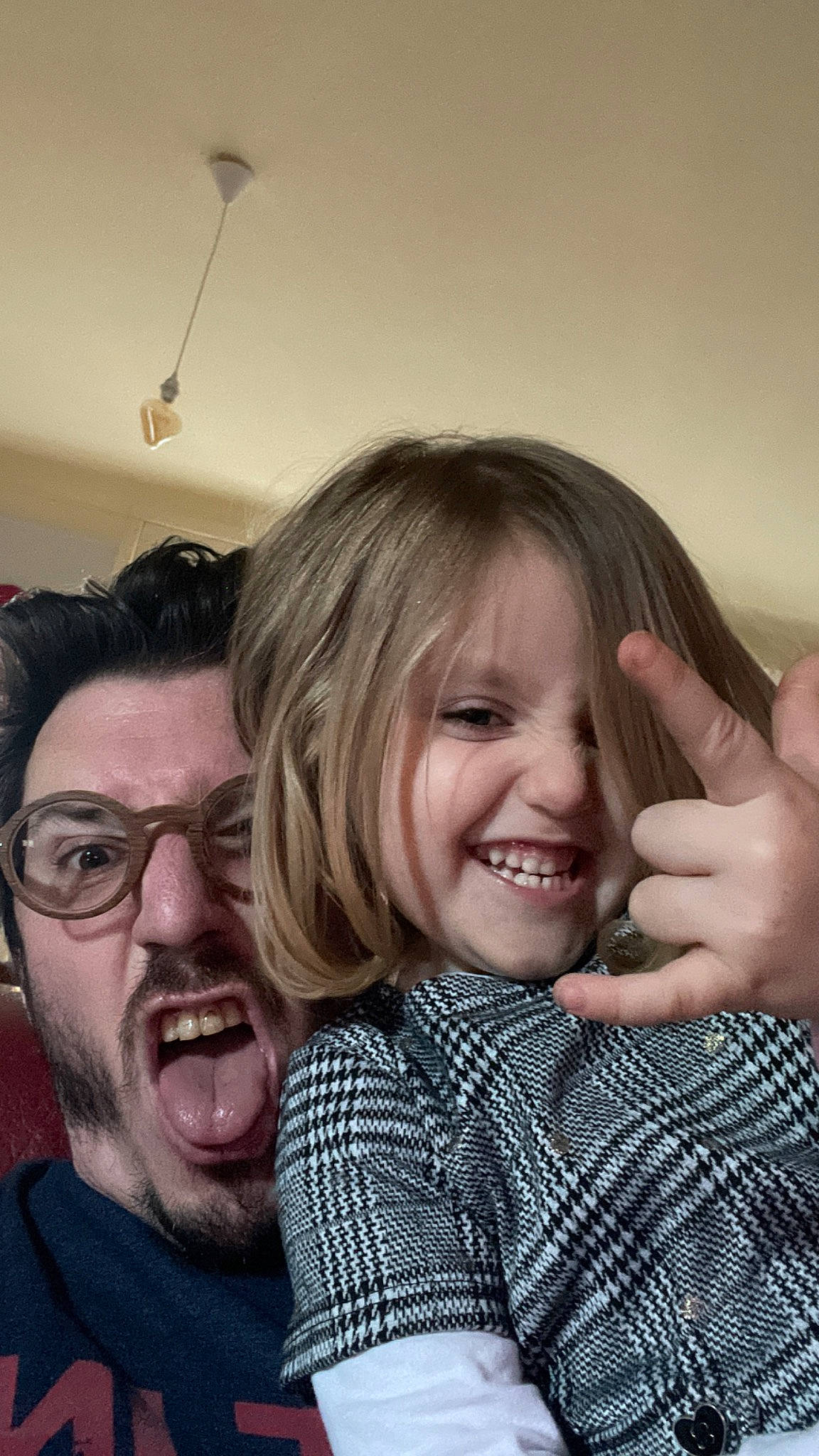 Mathilde participe au concours pour gagner de l'argent avec cette photo : chin, eye, eyewear, face, facial_expression, finger, gesture, hair, hand, happy, head, interaction, iris, joy, mouth, nose, organ, person, skin, smile