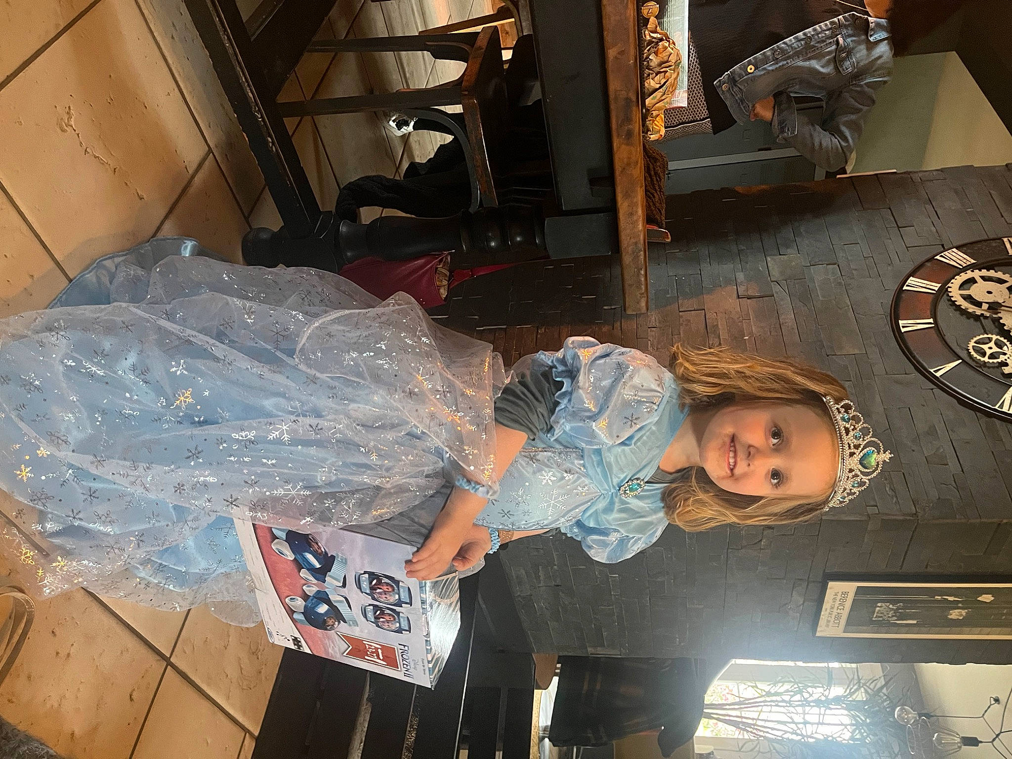 Mathilde participe au concours pour gagner de l'argent avec cette photo : auto_part, automotive_design, automotive_exterior, automotive_tire, box, child, flesh, flooring, fun, headwear, joy, machine, metal, person, plastic, plastic_bag, room, shipping_box, sitting, space