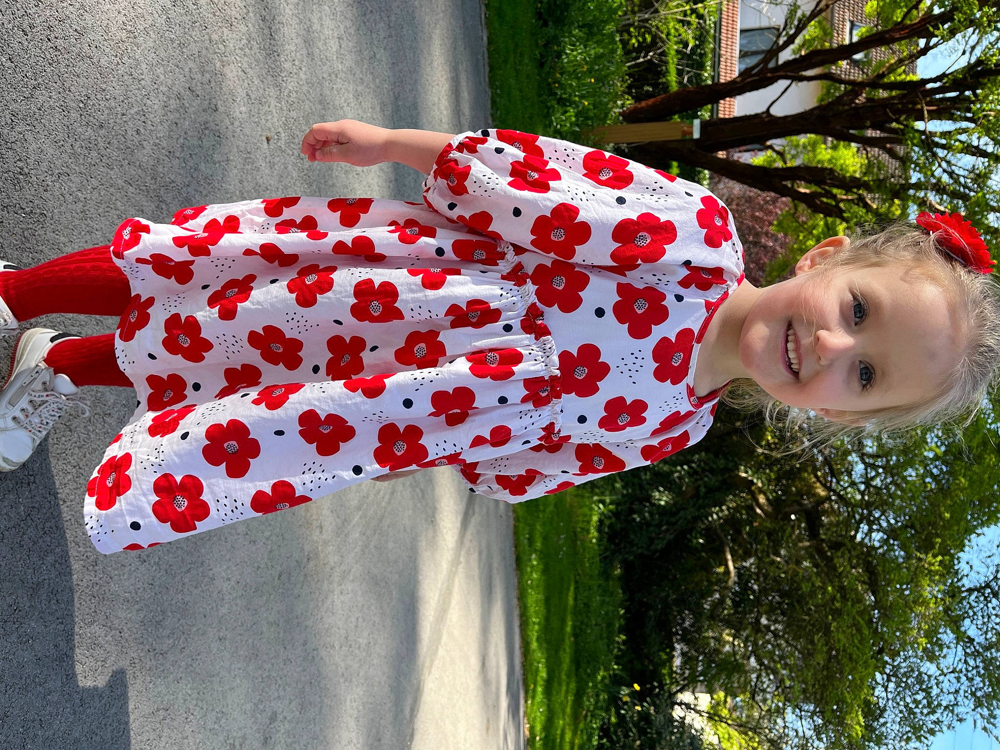 Mathilde a rejoint le concours — aidez-le/la à gagner de superbes lots ! carmine, day_dress, event, fun, gesture, grass, happy, joy, leisure, magenta, pattern, people_in_nature, person, petal, plant, red, smile, spring, textile, tree