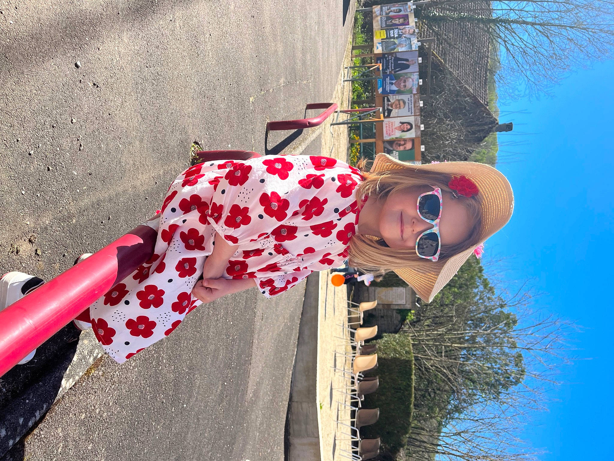 Mathilde a rejoint le concours — aidez-le/la à gagner de superbes lots ! art, asphalt, carmine, cool, eyewear, fun, glasses, goggles, hat, headgear, human_leg, leisure, pattern, person, sidewalk, sky, street_fashion, sunglasses, travel, tree