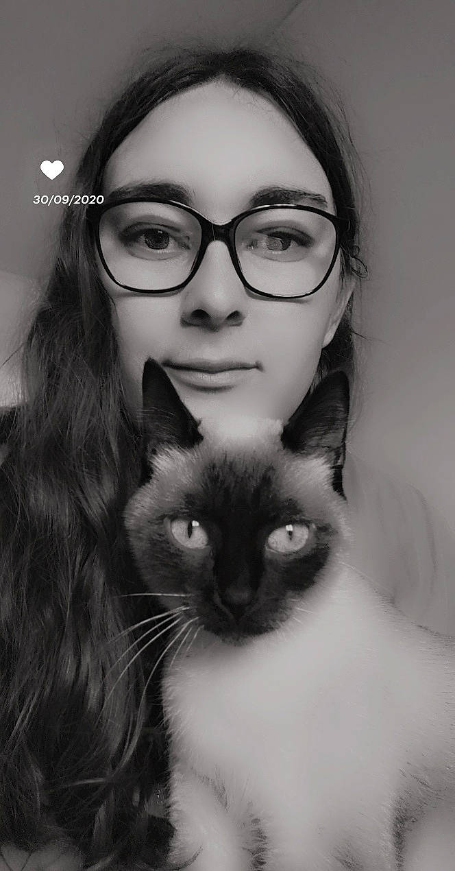 Iris a rejoint le concours — aidez-le/la à gagner de superbes lots ! black_and_white, carnivore, cat, cheek, eye, eyebrow, eyewear, face, felidae, forehead, glasses, hair, head, iris, lip, nose, photography, skin, small_to_medium_sized_cats, whiskers