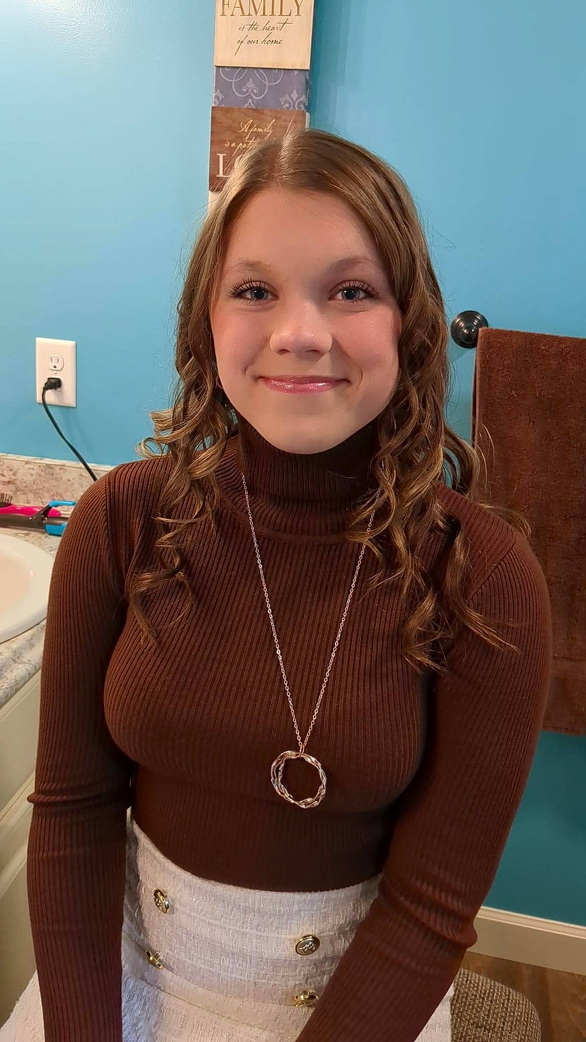 Amerah is registered to the contest to win money with this photo: body_jewelry, brown_hair, chest, event, eyebrow, eyelash, face, flooring, hair, hairstyle, head, jewellery, joy, long_hair, neck, necklace, person, selfie, shoulder, sleeve