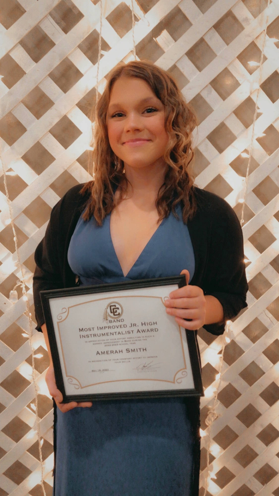 Amerah is registered to the contest to win money with this photo: academic_certificate, award, blazer, dress, employment, event, face, fashion_design, formal_wear, jewellery, job, joy, lectern, necklace, outerwear, person, room, sleeve, smile, t_shirt