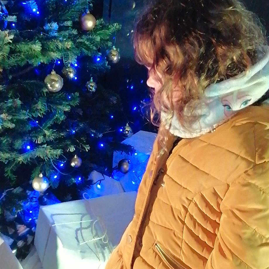 Célya participe au concours pour gagner de l'argent avec cette photo : blue, christmas_decoration, christmas_eve, christmas_ornament, christmas_tree, conifer, electric_blue, event, evergreen, fun, happy, holiday, holiday_ornament, human_body, light, ornament, plant, sleeve, tradition, tree