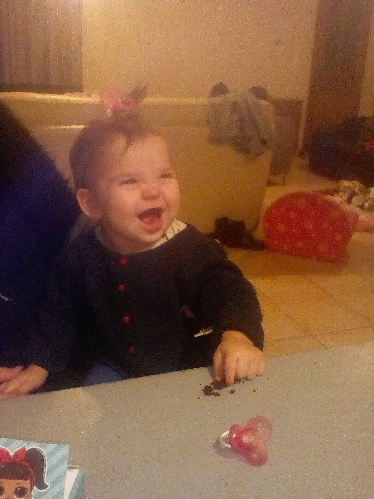 Anna-livia participe au concours pour gagner de l'argent avec cette photo : baby, chair, cheek, child, cloud, event, eye, facial_expression, finger, flooring, fun, happy, human, mouth, nose, person, sitting, smile, table, toddler