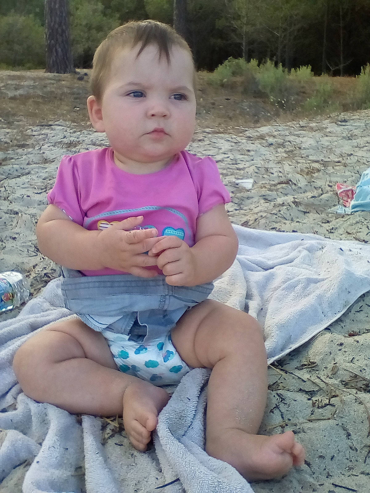 Anna-livia participe au concours pour gagner de l'argent avec cette photo : baby_toddler_clothing, cheek, eye, face, facial_expression, finger, fun, grass, happy, head, lap, leisure, mouth, person, pink, plant, shorts, skin, sleeve, toddler