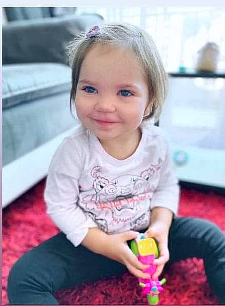 Anna-livia a rejoint le concours — aidez-le/la à gagner de superbes lots ! baby, baby_playing_with_toys, baby_toddler_clothing, cheek, child, fun, happy, head, joy, magenta, people, person, portrait_photography, sitting, skin, sleeve, smile, sweetness, t_shirt, toddler