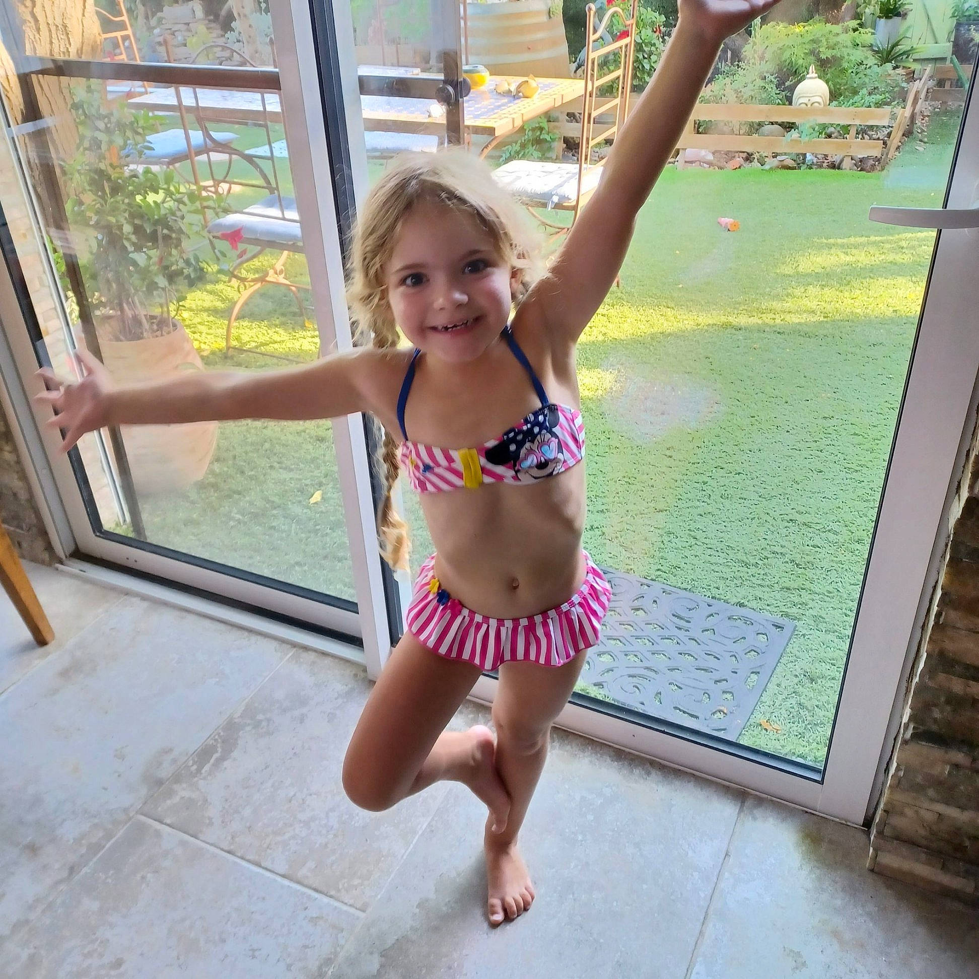 Manon a rejoint le concours — aidez-le/la à gagner de superbes lots ! abdomen, barefoot, brassiere, chest, fun, happy, joy, leg, leisure, person, plant, public_space, smile, summer, swimsuit_top, swimwear, thigh, toddler, trunk, undergarment