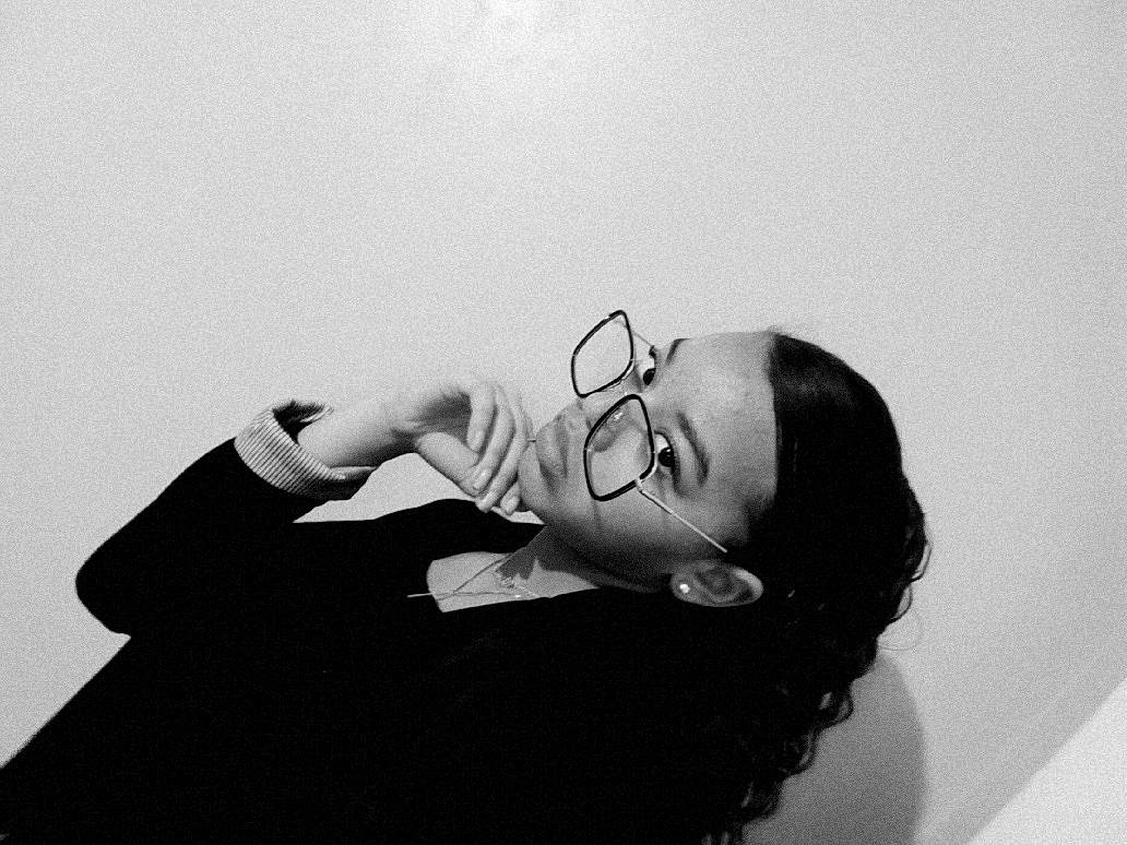 Olivia participe au concours pour gagner de l'argent avec cette photo : arm, black_and_white, ear, elbow, eyelash, eyewear, flash_photography, gesture, hand, happy, human_leg, jaw, jewellery, lip, monochrome, monochrome_photography, person, sleeve, smile, vision_care
