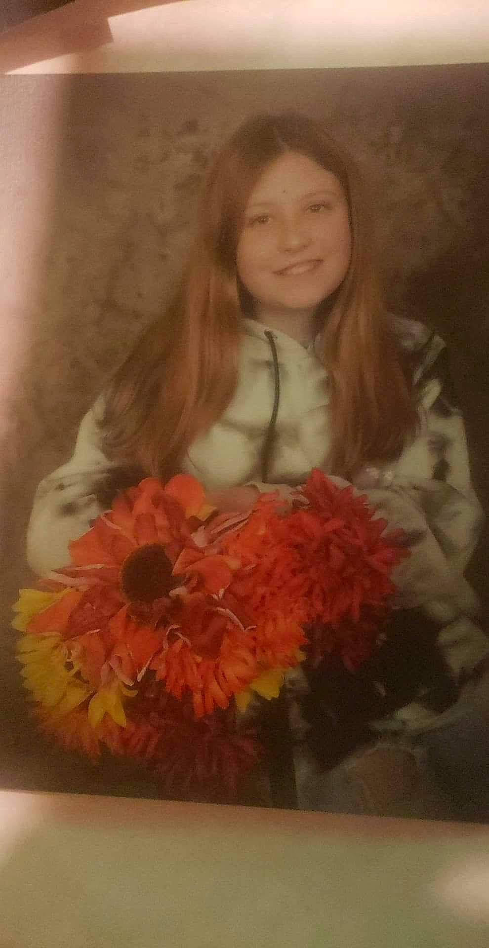 Angel is registered to the contest to win money with this photo: art, bouquet, brown_hair, cut_flowers, eye, face, flower, flower_arranging, hair, happy, head, iris, joy, long_hair, paint, painting, person, petal, plant, smile