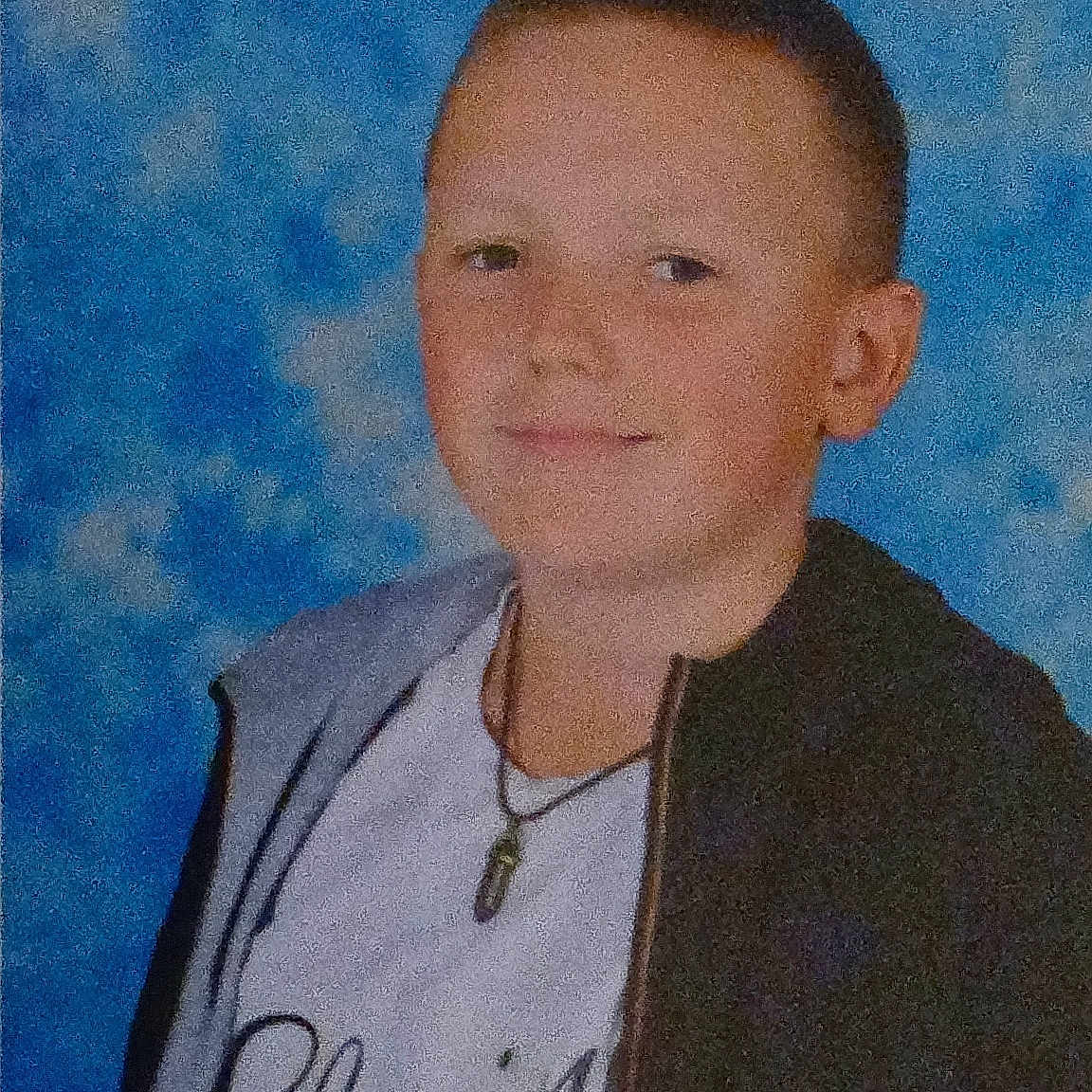 Mathis participe au concours pour gagner de l'argent avec cette photo : accessories, blazer, clothing, coat, face, fashion, handwriting, head, jacket, jewelry, knitwear, longsleeve, necklace, people, person, photography, portrait, sweater, t_shirt, text