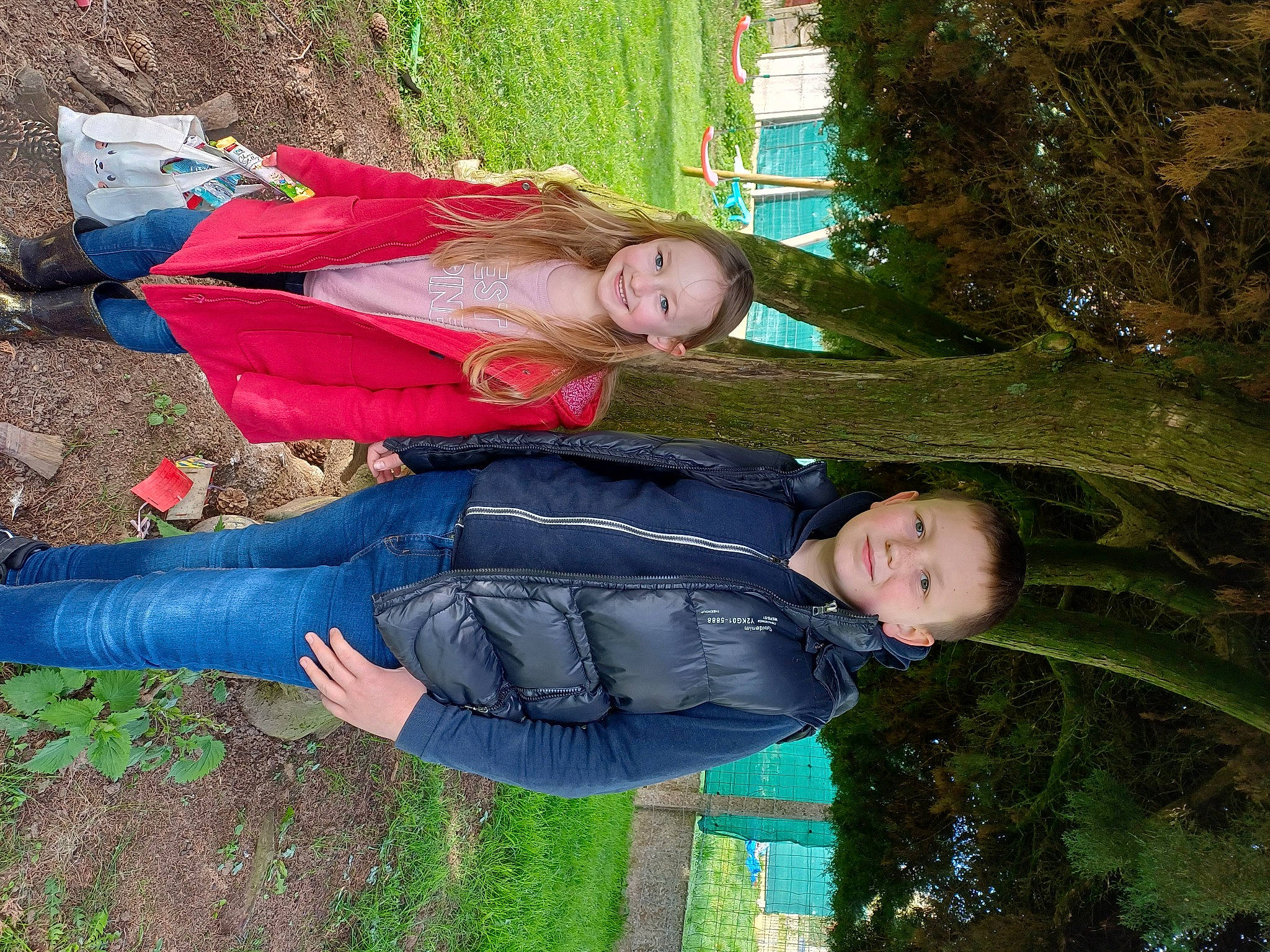 Mathis a rejoint le concours — aidez-le/la à gagner de superbes lots ! botany, comfort, fun, grass, green, jacket, joy, leaf, leisure, people_in_nature, person, plant, recreation, smile, terrestrial_plant, tree, windbreaker