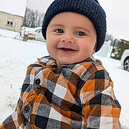 Soren a rejoint le concours — aidez-le/la à gagner de superbes lots ! baby, child, smiling, hat, plaid_shirt, outdoor, snow, winter, cold_weather, happy, face, person, clothing, headwear, seasonal, nature, daylight, cute, portrait, warm_clothing