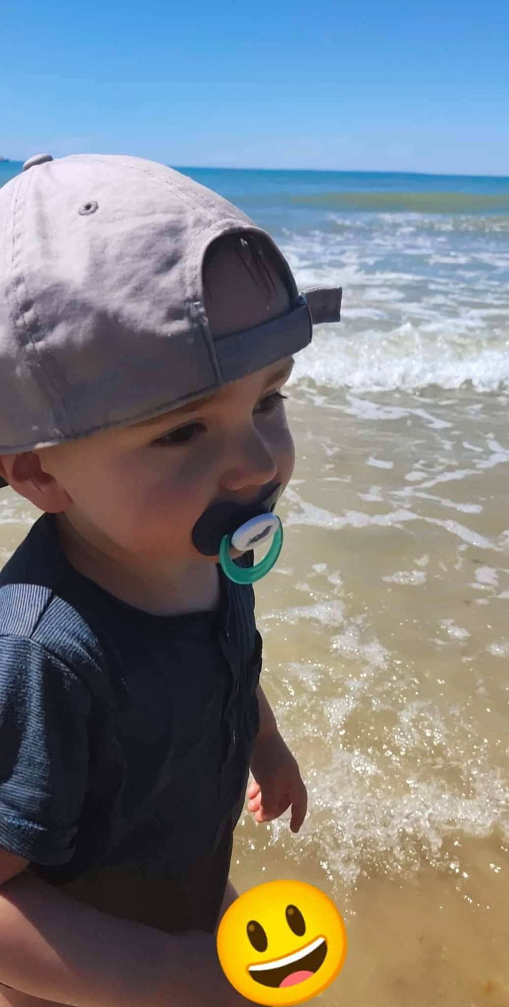 Leanzo a rejoint le concours — aidez-le/la à gagner de superbes lots ! baby, baby_toddler_clothing, baseball_cap, beach, body_of_water, cap, child, fun, happy, hat, headwear, leisure, people_on_beach, person, recreation, sand, sky, summer, toddler, travel