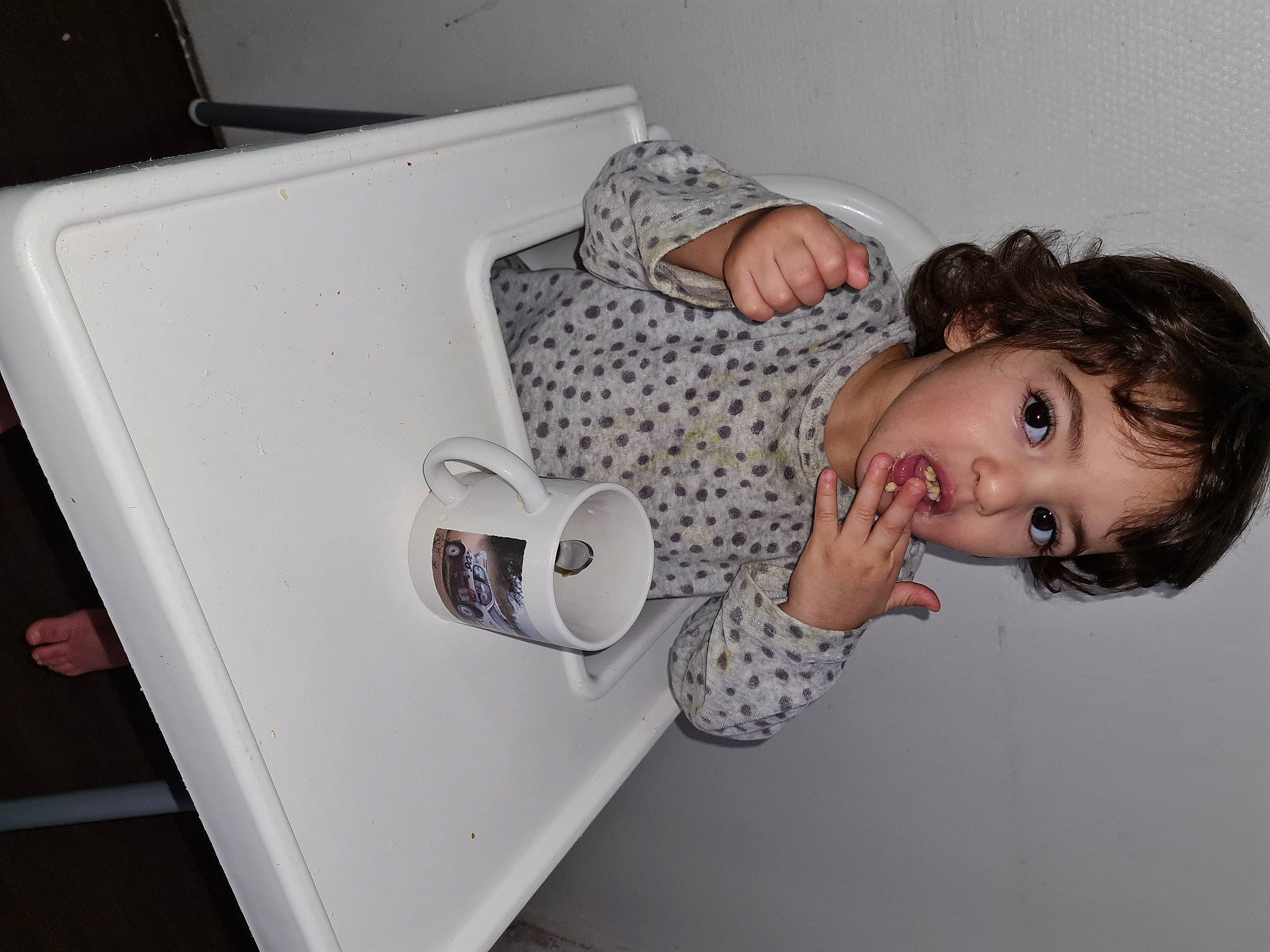 Layane participe au concours pour gagner de l'argent avec cette photo : audio_equipment, coffee_cup, comfort, cup, dishware, drinkware, eyelash, eyewear, finger, gadget, mug, neck, output_device, person, room, serveware, sitting, surprise, tableware, teacup