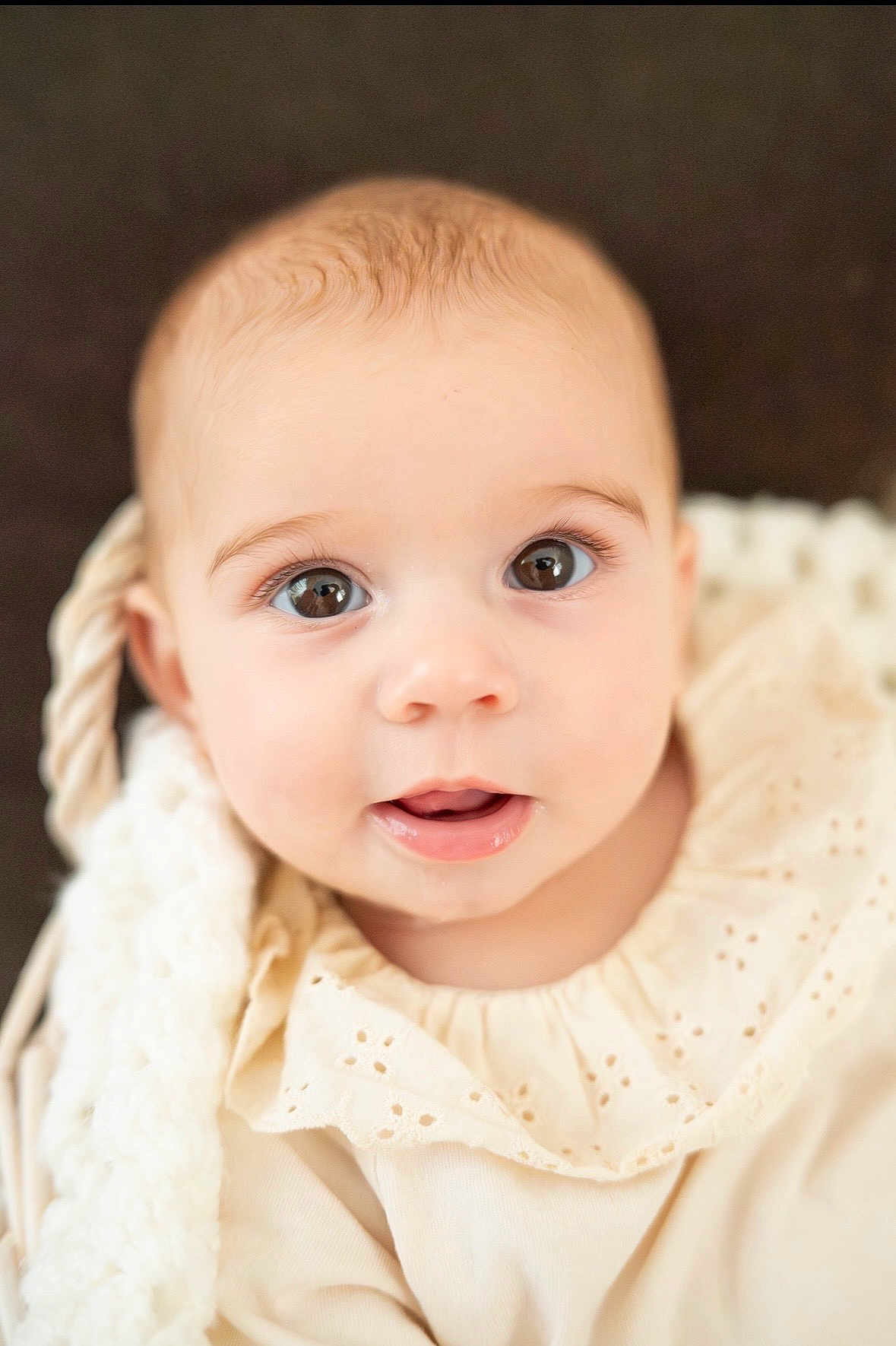 Alya participe au concours pour gagner de l'argent avec cette photo : baby, infant, face, portrait, close_up, cute, child, eyes, skin, clothing, blanket, soft, adorable, expression, mouth, head, young, innocent, warm, indoor
