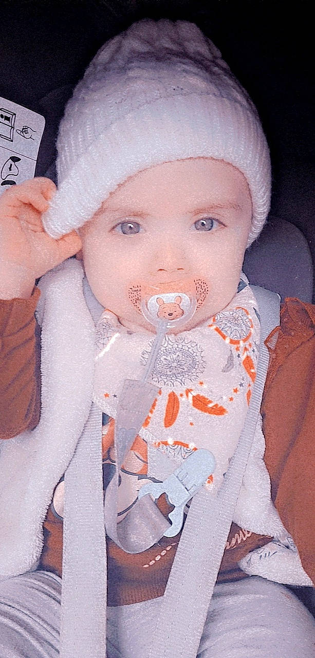 Malya a rejoint le concours — aidez-le/la à gagner de superbes lots ! baby, baby_toddler_clothing, cap, cheek, child, clothing, cool, dress, dress_shirt, happy, headwear, human_body, iris, lip, mouth, nose, outerwear, person, pink, skin