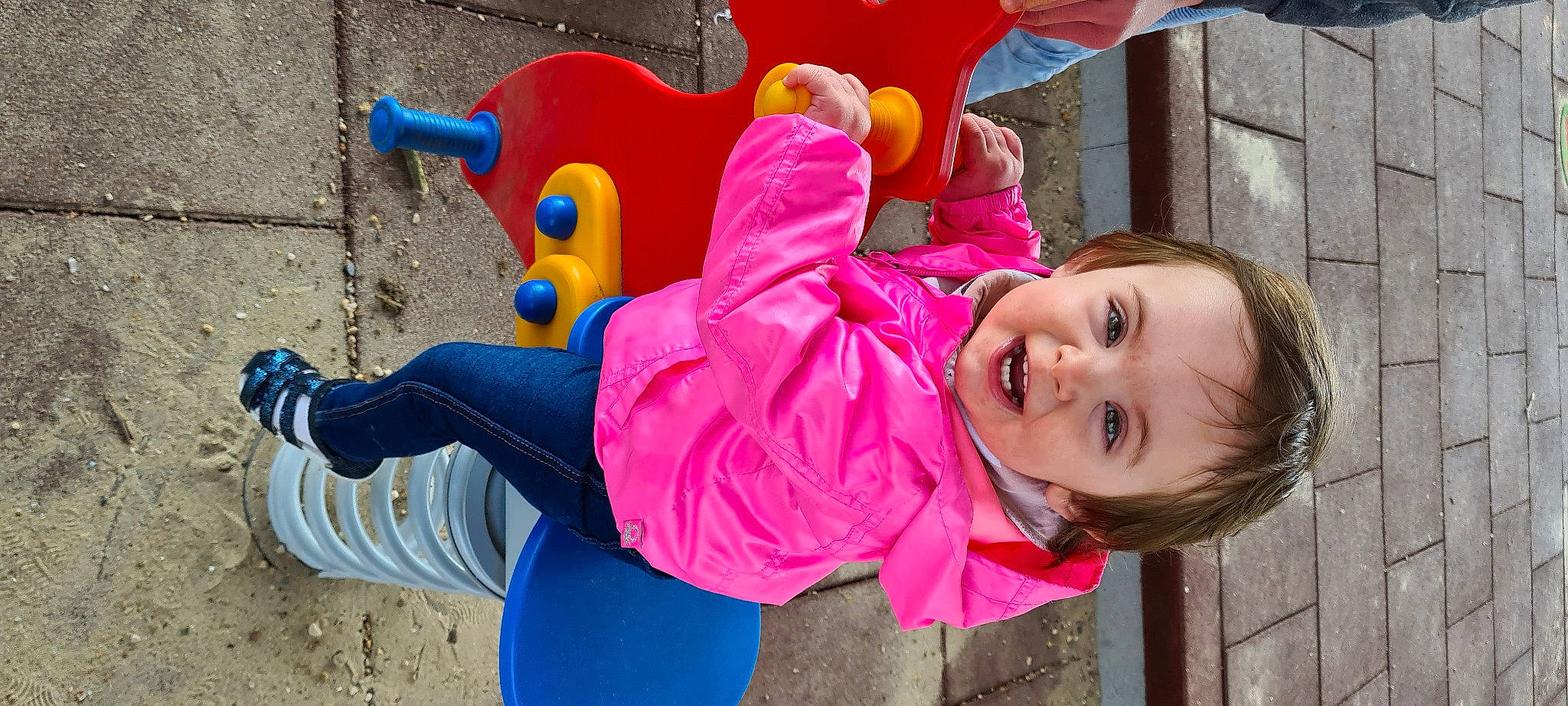 Malya participe au concours pour gagner de l'argent avec cette photo : blue, child, city, facial_expression, fun, happy, leisure, magenta, person, pink, plant, play, purple, recreation, red, sitting, smile, toddler, toy, tree