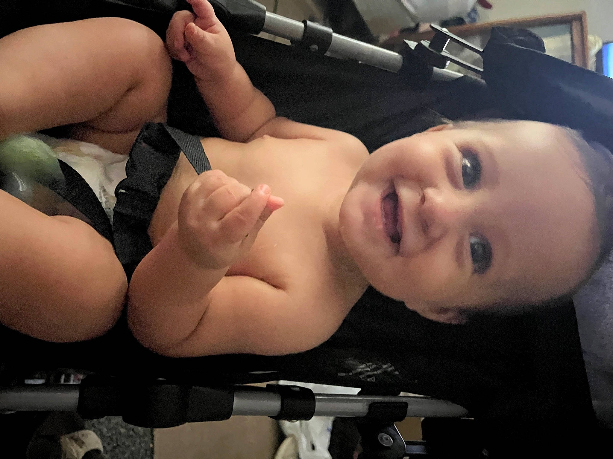 Carlos is registered to the contest to win money with this photo: abdomen, baby, barechested, chest, comfort, elbow, eyelash, foot, human_body, human_leg, joy, knee, muscle, person, physical_fitness, skin, smile, sunglasses, thigh, thumb