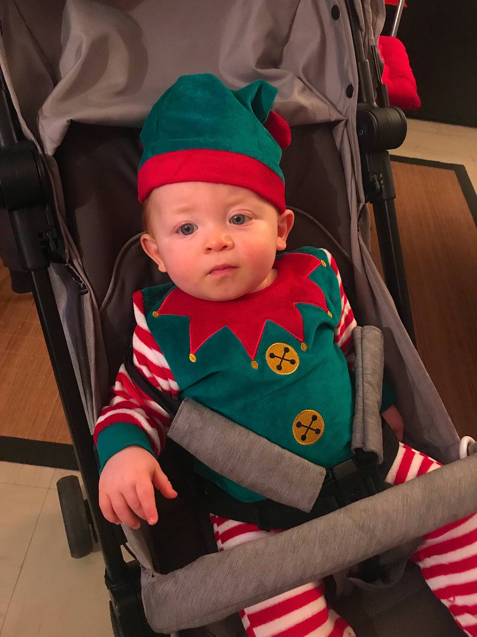 Gabriel participe au concours pour gagner de l'argent avec cette photo : baby, baby_carriage, baby_products, child, christmas, fictional_character, holiday, person, product, toddler